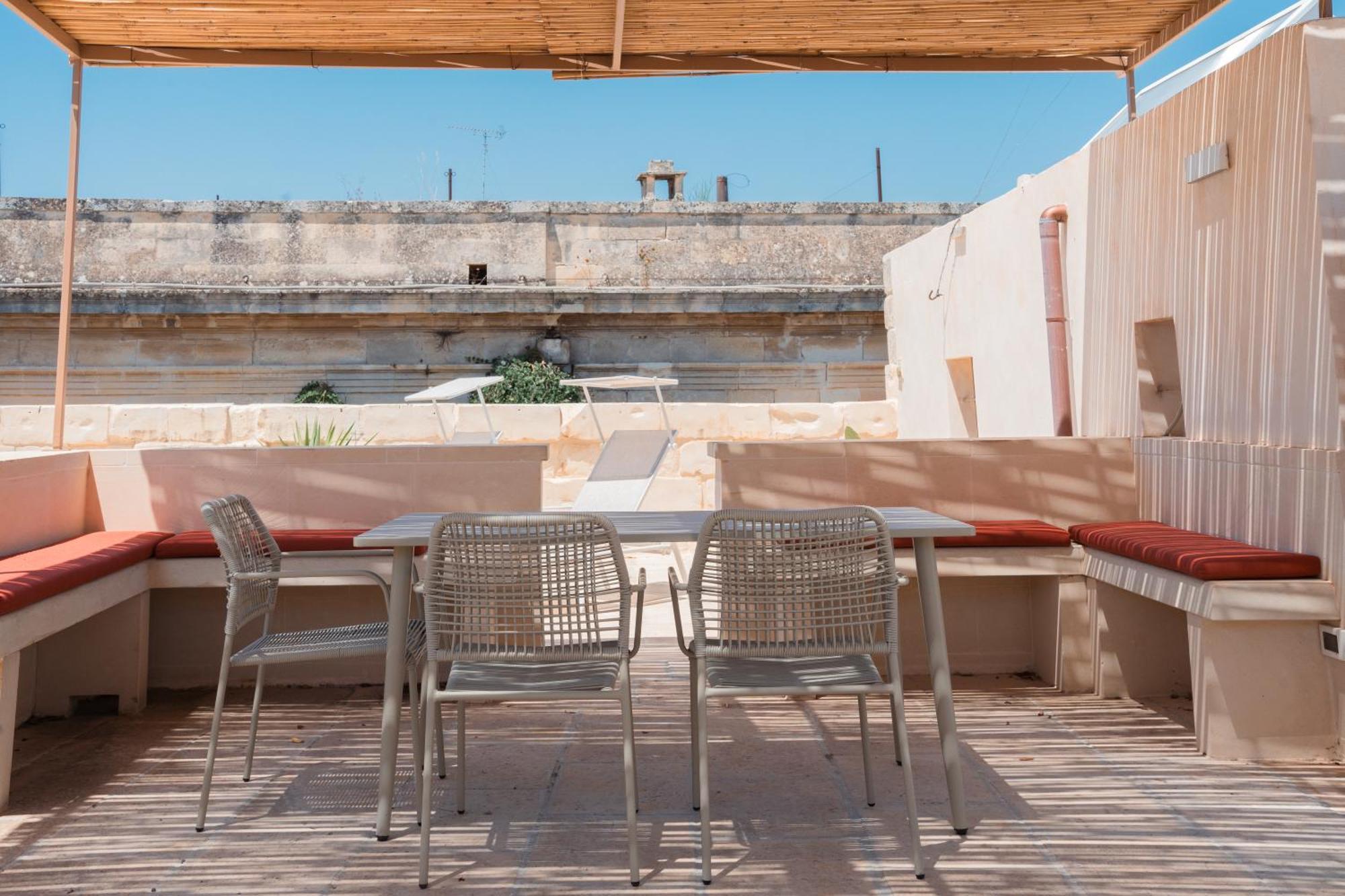 Lotus Apartment & Rooftop By Residence Colibri เลชเช ภายนอก รูปภาพ